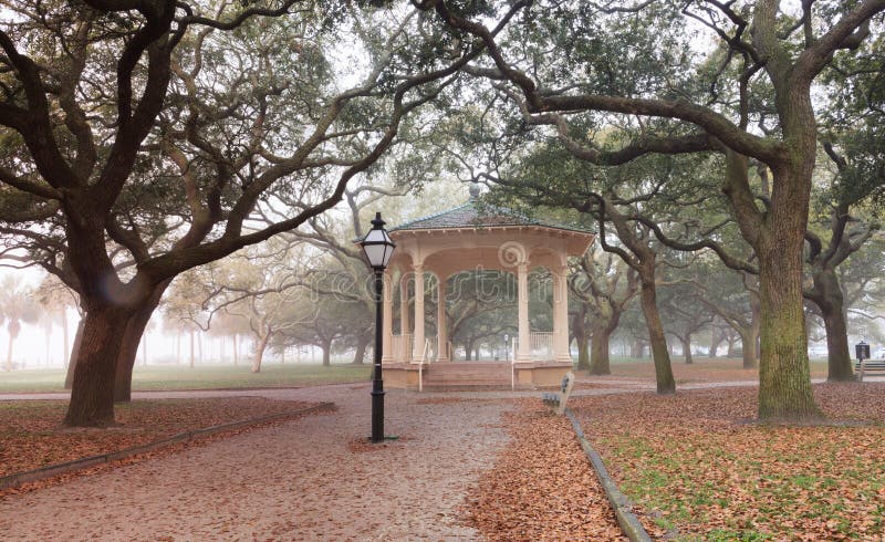 Charleston Południowa Karolina Mgłowego ranku Bateryjny park