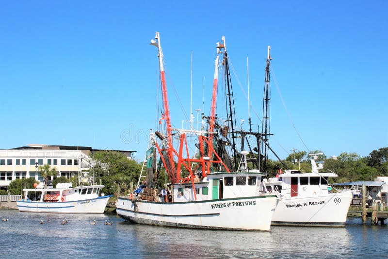 Charleston, South Carolina am 7. Mai 2017 Garnelenboote in Shem Creek, Charleston, South Carolina lizenzfreie stockfotografie Charleston, South Carolina am 7. Mai 2017 Garnelenboote in Shem Creek, Charleston, South Carolina lizenzfreie stockfotografie