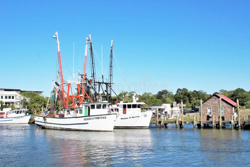 Charleston, South Carolina am 7. Mai 2017 Garnelenboote in Shem Creek, Charleston, South Carolina lizenzfreie stockfotografie Charleston, South Carolina am 7. Mai 2017 Garnelenboote in Shem Creek, Charleston, South Carolina lizenzfreie stockfotografie