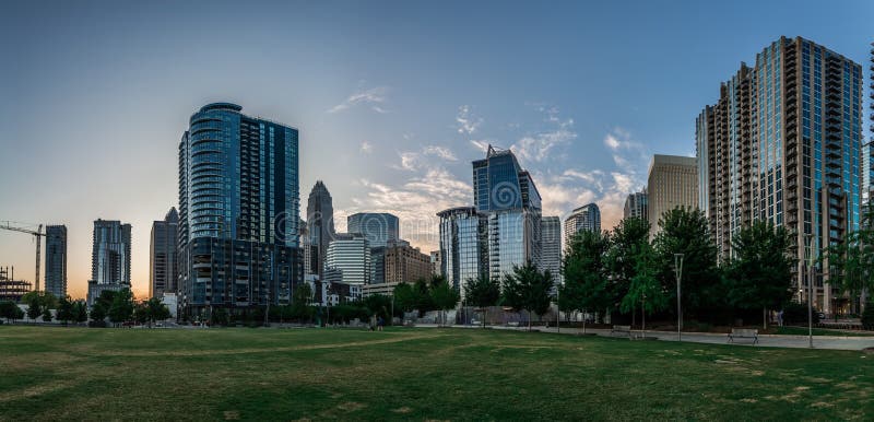 Charlotte North carolina skyline uit het park van de Romare bearden royalty-vrije stock foto Charlotte North carolina skyline uit het park van de Romare bearden royalty-vrije stock foto