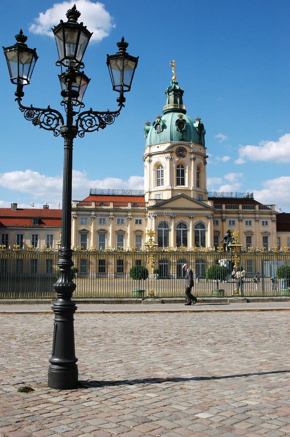 Charlottenburg pałac z lampą w Berlin, Niemcy/ zdjęcie stock Charlottenburg pałac z lampą w Berlin, Niemcy/ zdjęcie stock