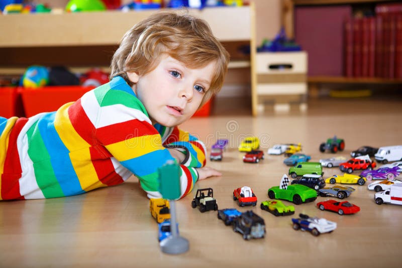 Beau Bébé Mignon Jouant à La Voiture Enfants Voiture Jouets De