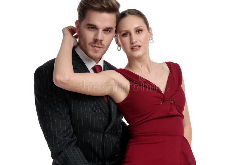 Charmant paar die romantically de camera bekijken royalty-vrije stock foto Charmant paar die romantically de camera bekijken royalty-vrije stock foto