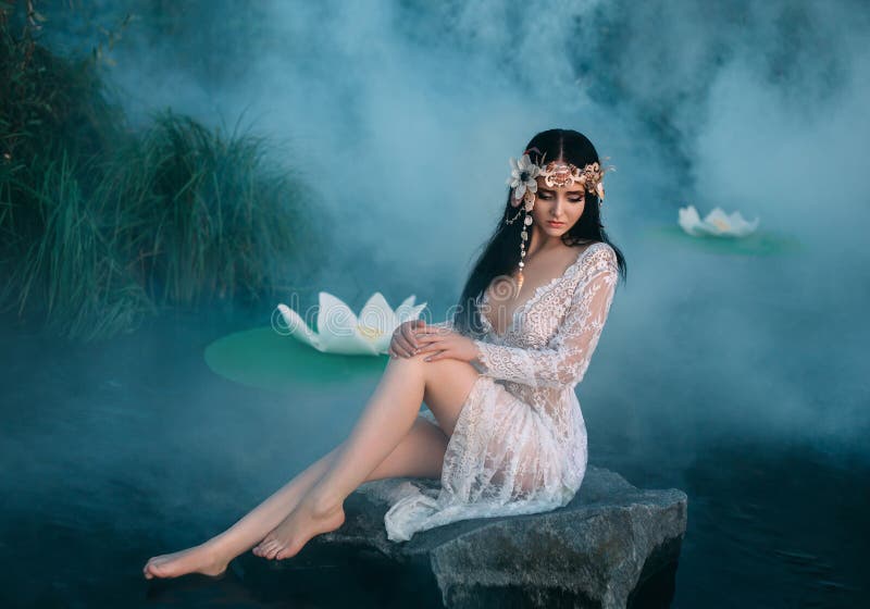 Charmante dame, die op een reusachtige rots in het midden van het meer zitten royalty-vrije stock fotografie Charmante dame, die op een reusachtige rots in het midden van het meer zitten royalty-vrije stock fotografie