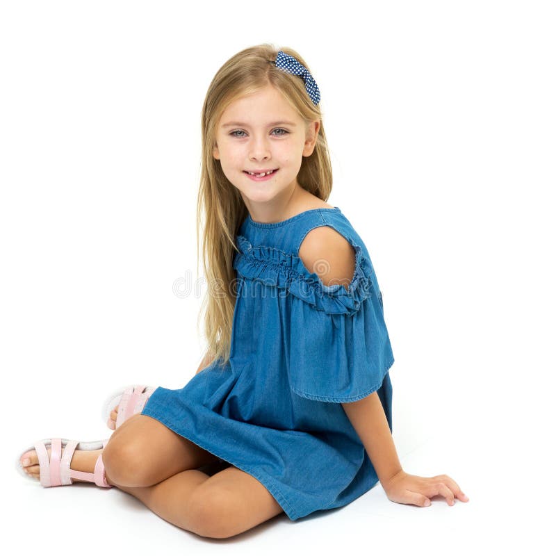 Vue Latérale D'une Charmante Petite Fille Jouant Avec Des Jouets  Arc-en-ciel Colorés Petite Fille Assise Sur Le Sol S'intéressant à Un  Nouveau Jouet Enfant Avec Un Jouet éducatif Développement Précoce