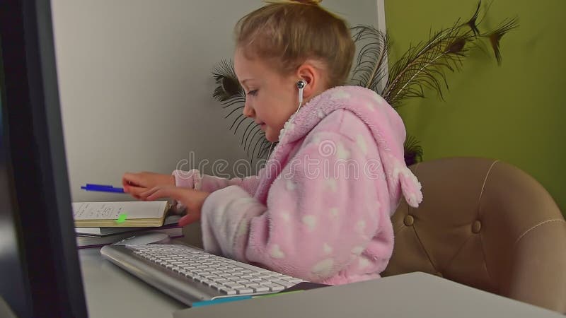 Charmante petite fille de 9 ans écoute de la musique et bavarde avec des amis banque de vidéos