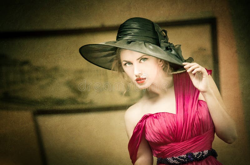 Charmig blond kvinna med den svarta hatten, retro bild Ung härlig ganska hårkvinnlig som poserar tappning mystisk lady arkivfoto