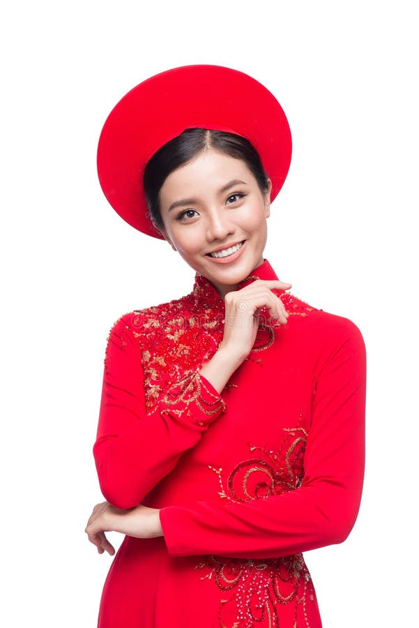 Charmig vietnamesisk brud i röd Ao Dai Traditional Dress med H arkivbild Charmig vietnamesisk brud i röd Ao Dai Traditional Dress med H arkivbild