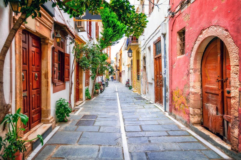 Charmiga gator av den gamla staden i Rethymno crete greece ö royaltyfria foton Charmiga gator av den gamla staden i Rethymno crete greece ö royaltyfria foton