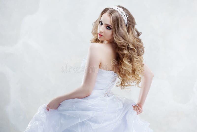 Berta Fall 2021 Wedding Dresses — “Colony” Bridal Collection | Wedding  Inspirasi | Wedding hairstyles, Curly hair styles, Curly hair styles  naturally