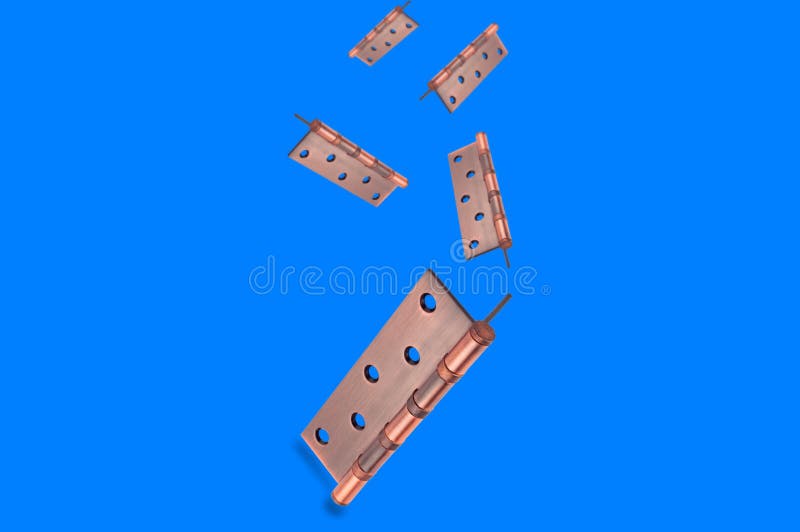 Charnières de porte brunes en baisse en métal sur le bleu photos stock Charnières de porte brunes en baisse en métal sur le bleu photos stock