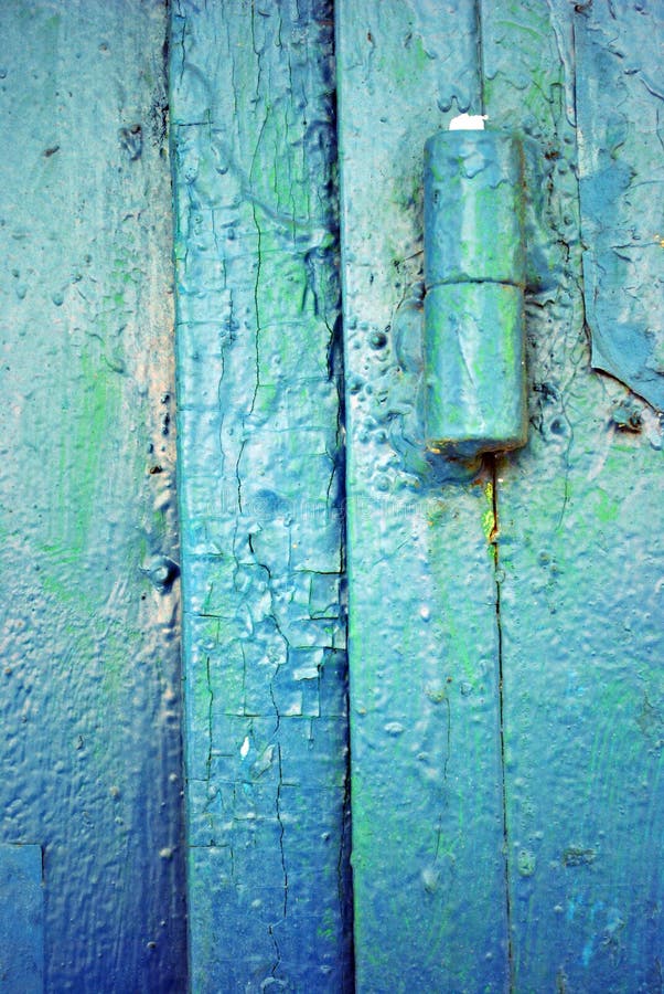 Charnières sur la vieille porte de fer avec un bleu de turquoise minable, peinture verte images libres de droits Charnières sur la vieille porte de fer avec un bleu de turquoise minable, peinture verte images libres de droits