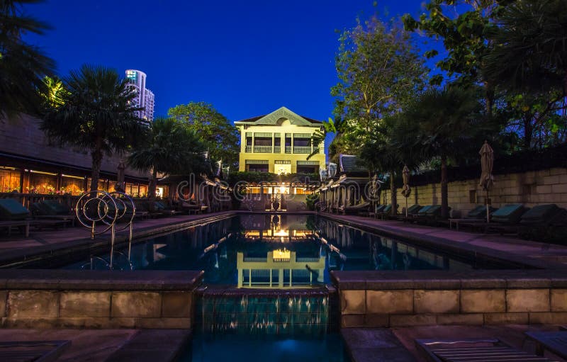 Charoennakorn Road, Klongsan, Bangkok, Thailand am 18. Februar 2019:Schöne Landschaft am Schwimmbad der Halbinsel Bangkok stockfotos Charoennakorn Road, Klongsan, Bangkok, Thailand am 18. Februar 2019:Schöne Landschaft am Schwimmbad der Halbinsel Bangkok stockfotos