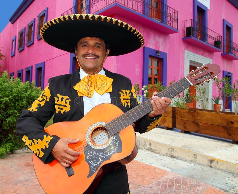 Charro Mariachi, der Gitarre Mexiko-Häuser spielt stockfoto Charro Mariachi, der Gitarre Mexiko-Häuser spielt stockfoto