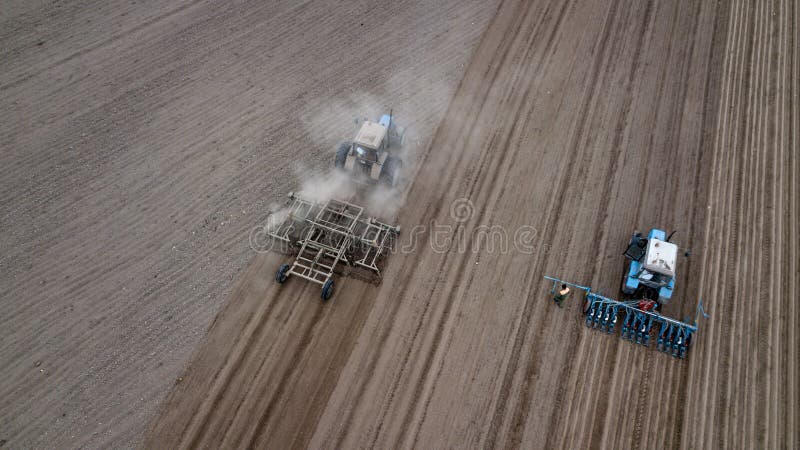 Charrues de tracteur dans la vue supérieure de campagne photographie stock libre de droits Charrues de tracteur dans la vue supérieure de campagne photographie stock libre de droits