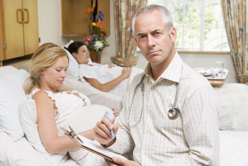 chart doctor holding pregnant sitting women στοκ εικόνες chart doctor holding pregnant sitting women στοκ εικόνες