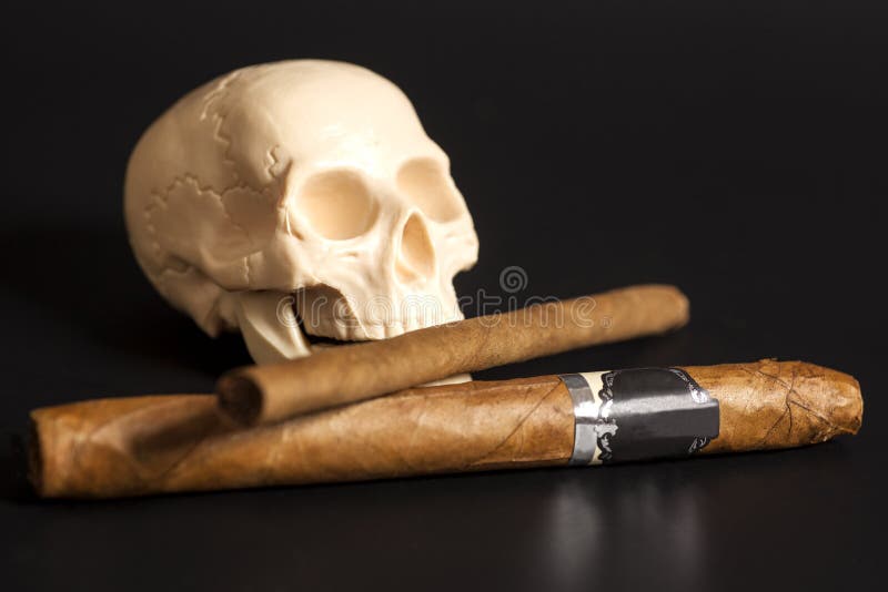 Charutos de fumo da ação humana do scull no preto foto de stock royalty free Charutos de fumo da ação humana do scull no preto foto de stock royalty free