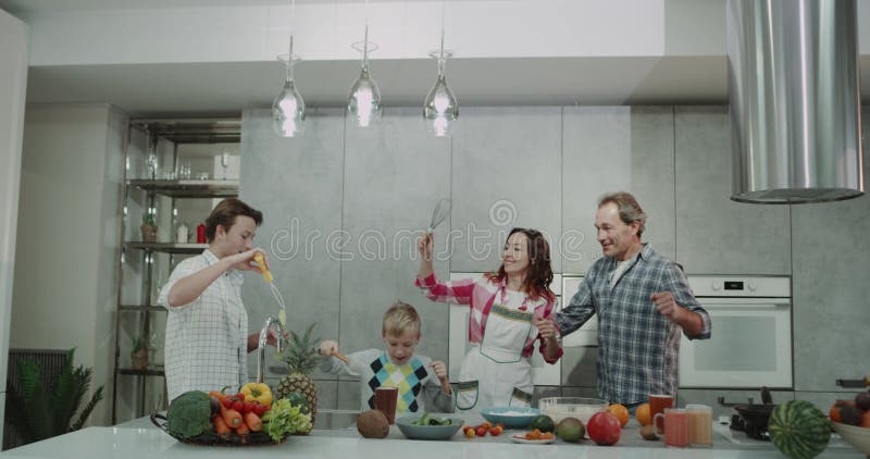 Charyzmatyczna i uśmiechnięta rodzina w kuchennym wydatki śmieszny dzień wpólnie bawić się z przy to samo zdjęcie wideo Charyzmatyczna i uśmiechnięta rodzina w kuchennym wydatki śmieszny dzień wpólnie bawić się z przy to samo zdjęcie wideo
