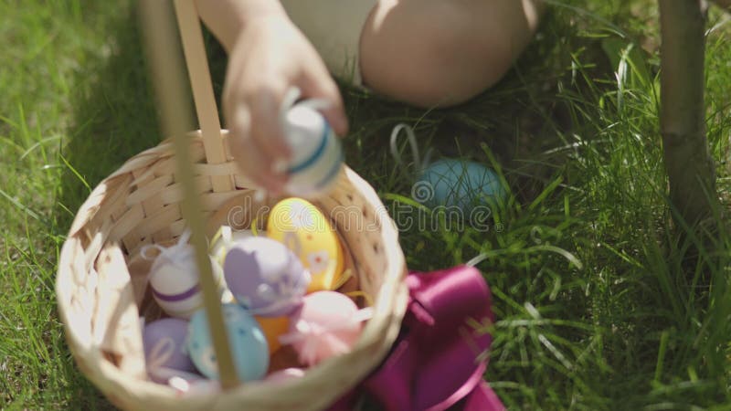 Un Enfant Ramasse Des Oeufs De Pâques Dans Un Panier