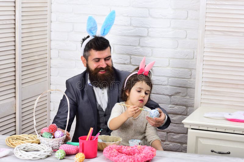 Chasse à oeufs des vacances de ressort oeufs de pâques de peinture de père et de fille Amour Pâques de famille Joyeuses Pâques En images stock Chasse à oeufs des vacances de ressort oeufs de pâques de peinture de père et de fille Amour Pâques de famille Joyeuses Pâques En images stock