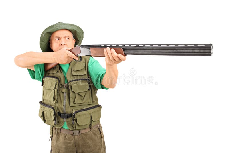 Chasseur mûr visant avec un fusil photographie stock libre de droits
