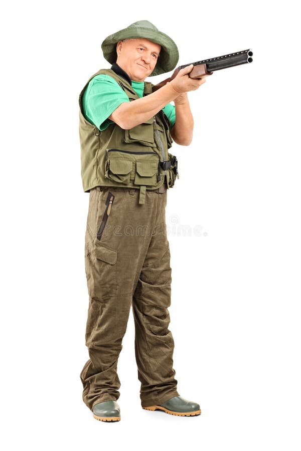 Chasseur mûr visant avec un fusil de chasse photos stock