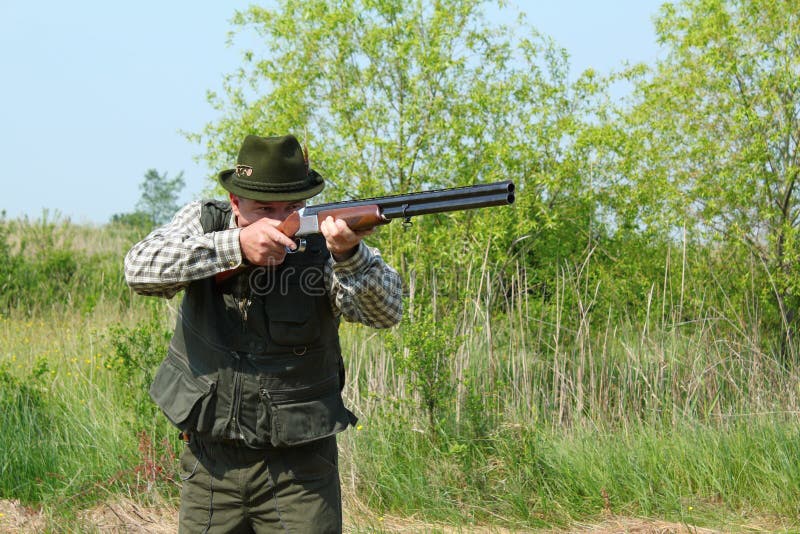 Chasseur orientant avec le fusil de chasse photographie stock libre de droits