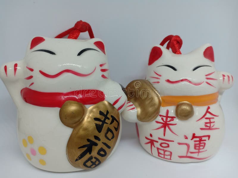 chat chanceux japonais de maneki-neko en c?ramique sur le fond blanc photos stock chat chanceux japonais de maneki-neko en c?ramique sur le fond blanc photos stock
