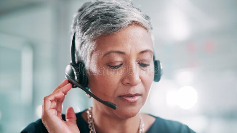Chat du centre d'appels et femme mature avec casque pour l'aide du service à la clientèle et agent de support multilingue. Heureux banque de vidéos