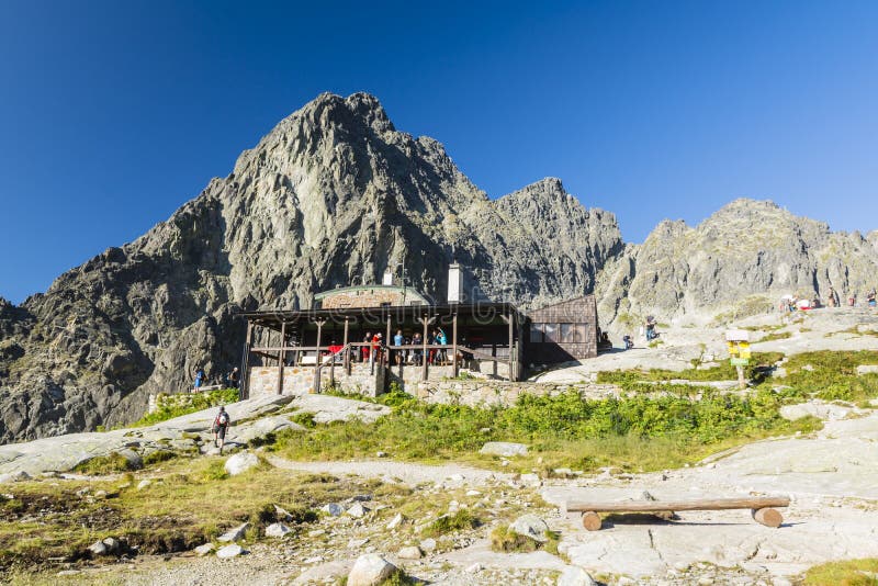 Chata, Terinka, Terynka, Schronisko Teryego und Touristen Gebirgshütte Teryho, die sich vorbereiten, auf Spuren und Bergsteiger z stockbild Chata, Terinka, Terynka, Schronisko Teryego und Touristen Gebirgshütte Teryho, die sich vorbereiten, auf Spuren und Bergsteiger z stockbild