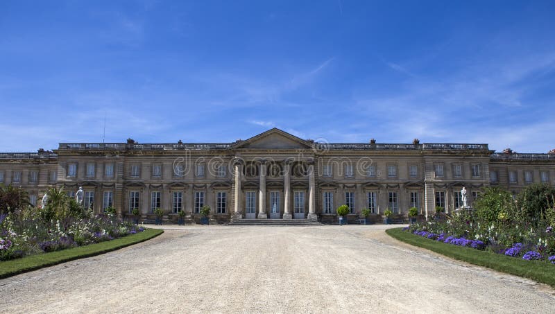 File:Château de Compiègne - Tunnel to Garden.jpg - Wikimedia Commons