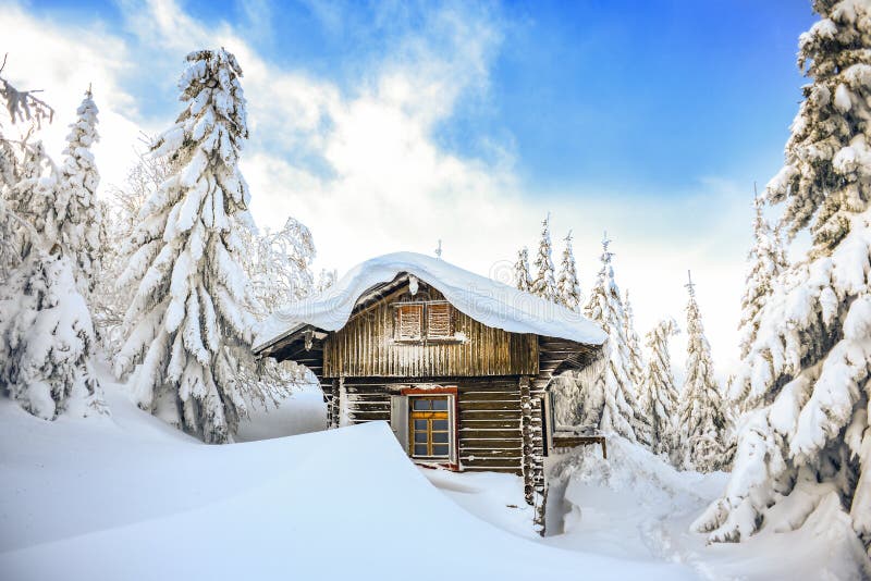 Chateau in den Winterbergen, eine Hütte im Schnee Dragobrat, Ukraine Karkonosze, Polen lizenzfreie stockbilder Chateau in den Winterbergen, eine Hütte im Schnee Dragobrat, Ukraine Karkonosze, Polen lizenzfreie stockbilder