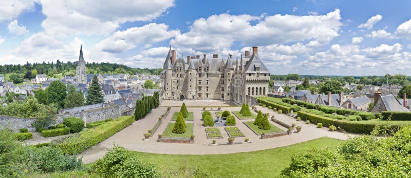 Panorámico de castillo, jardín a.