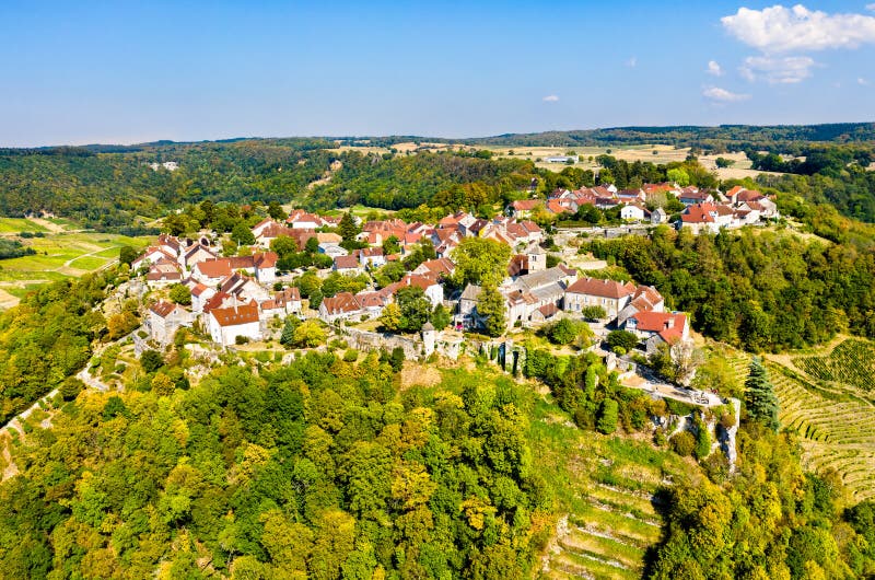 Chateauchalon μια πόλη jura france. εναέρια άποψη chateauchalon μια πόλη στη γαλλία franchecomte
