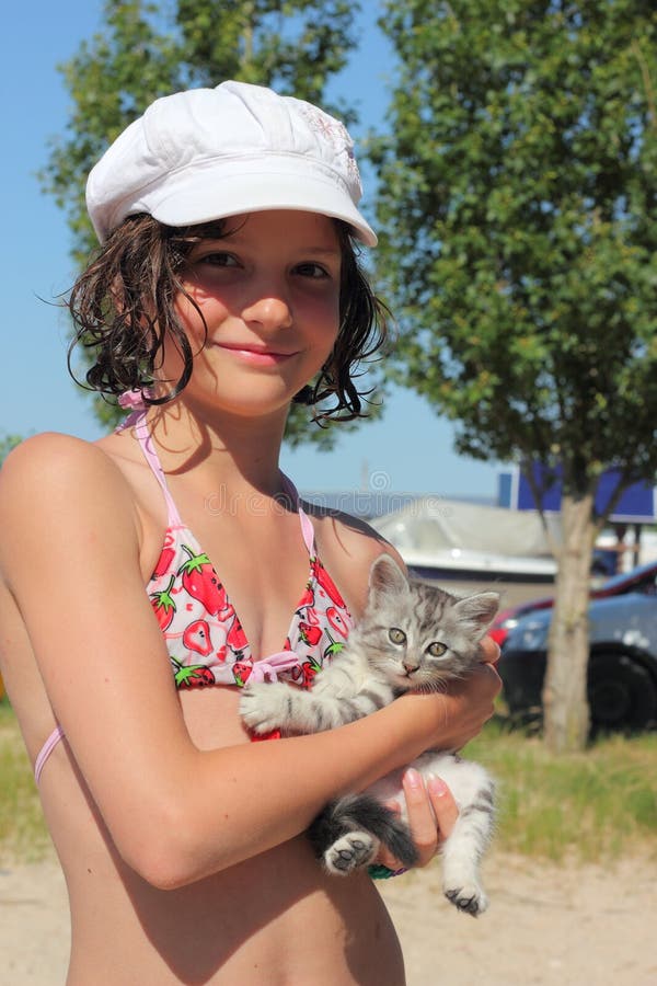 Chaton de fille et d'animal familier image libre de droits Chaton de fille et d'animal familier image libre de droits