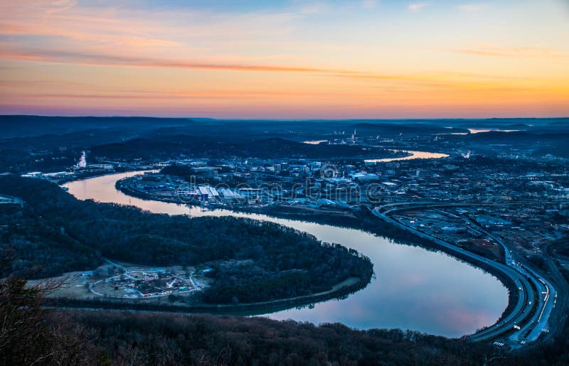Chattanooga Tennessee Skyline y Tennessee River fotos de archivo libres de regalías Chattanooga Tennessee Skyline y Tennessee River fotos de archivo libres de regalías