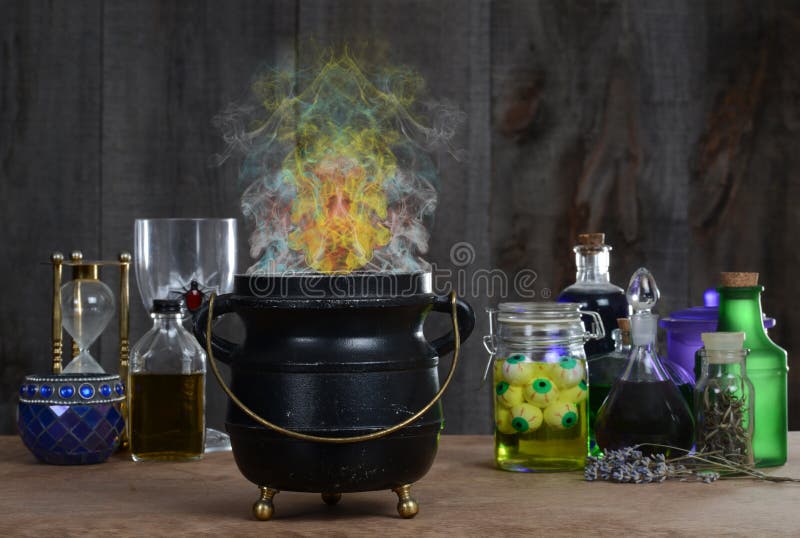 Chaudron de sorcière avec de la fumée photo stock Chaudron de sorcière avec de la fumée photo stock