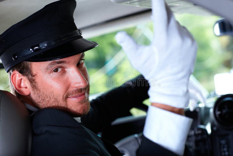 Chauffeur beau dans la voiture élégante image libre de droits Chauffeur beau dans la voiture élégante image libre de droits