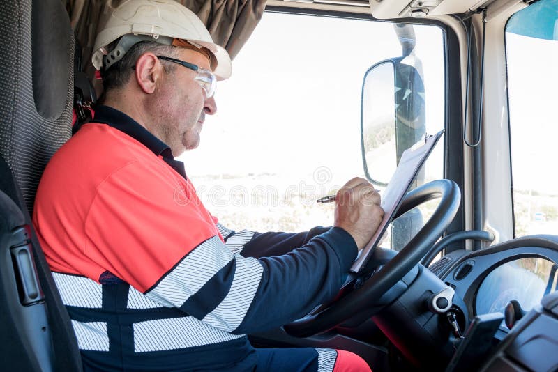 Le conducteur professionnel de camion de manutention avec casque de  protection jaune effectue un contrôle technique du véhicule par mesure de  sécurité avant le prochain trajet. photo – Camionneur Photo sur Unsplash