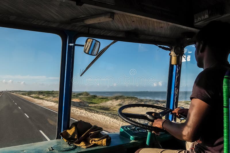 Chauffeur de camion indien à l'intérieur de l'habitacle images libres de droits Chauffeur de camion indien à l'intérieur de l'habitacle images libres de droits