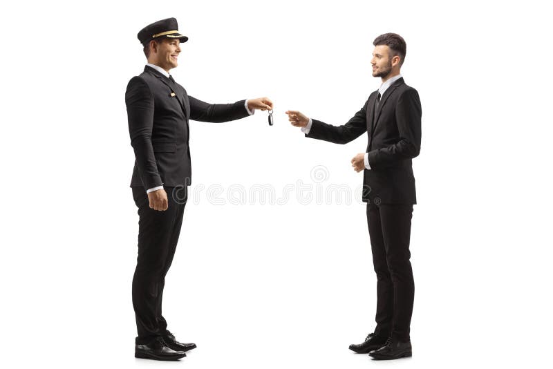 Chauffeur ha restituito le chiavi di una macchina a un uomo con un vestito e una cravatta immagine stock libera da diritti