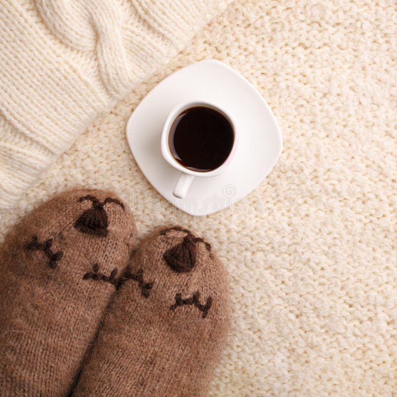 Chauffez la couverture molle, tasse de café chaud d'expresso, chaussettes de laine La vie confortable d'automne de chute d'hiver photos stock Chauffez la couverture molle, tasse de café chaud d'expresso, chaussettes de laine La vie confortable d'automne de chute d'hiver photos stock
