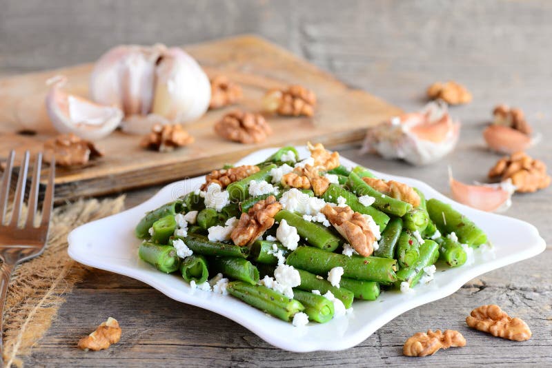 Chauffez la salade de haricot vert avec le fromage blanc et les noix épluchées Recette de haricots verts de régime Plat principal photos stock Chauffez la salade de haricot vert avec le fromage blanc et les noix épluchées Recette de haricots verts de régime Plat principal photos stock