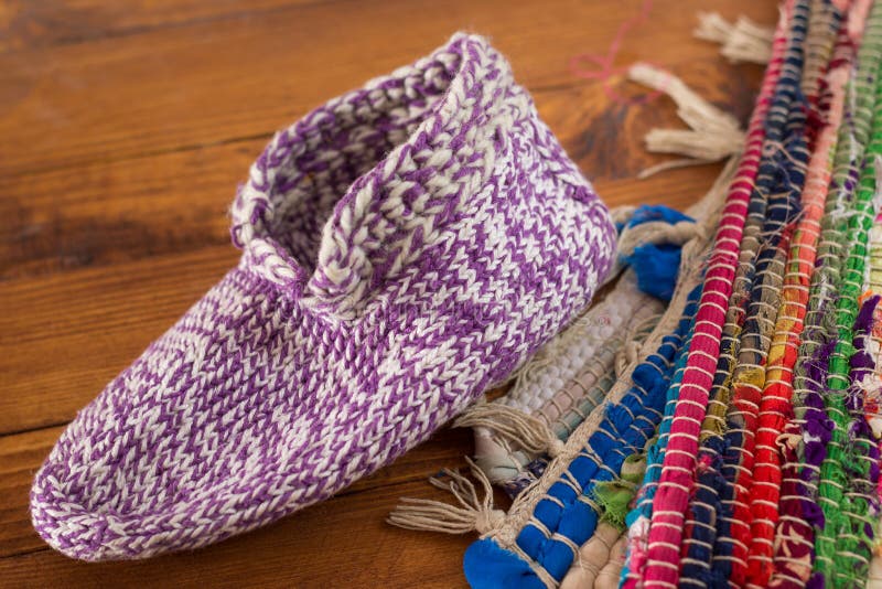 Chaussette faite main de laine et couverture colorée sur le fond en bois photo stock Chaussette faite main de laine et couverture colorée sur le fond en bois photo stock
