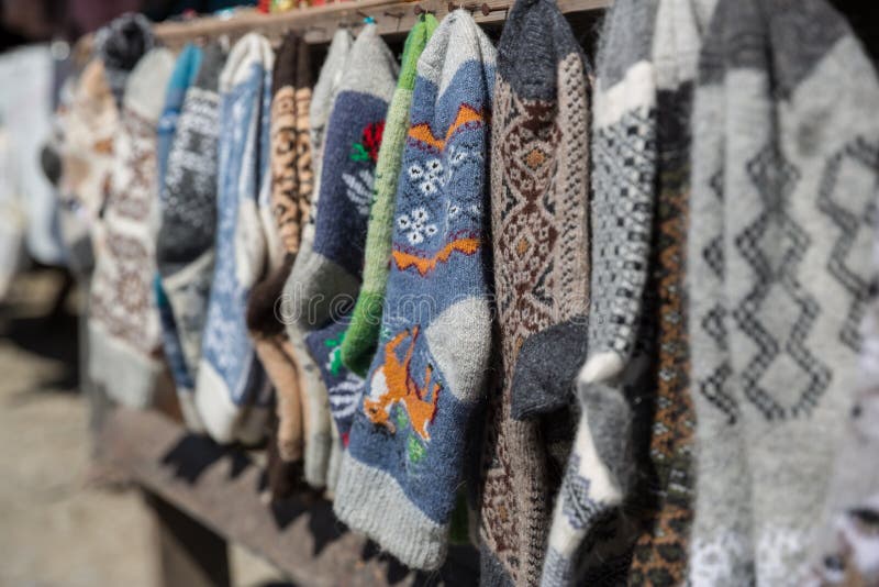 Chaussettes et pantoufles tricotées, la Géorgie Marché en plein air avec les chaussettes et les pantoufles tricotées, images stock Chaussettes et pantoufles tricotées, la Géorgie Marché en plein air avec les chaussettes et les pantoufles tricotées, images stock