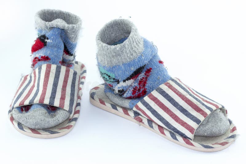Chaussettes faites main colorées, chaussettes tricotées de laine et pantoufles sur le fond blanc images libres de droits Chaussettes faites main colorées, chaussettes tricotées de laine et pantoufles sur le fond blanc images libres de droits