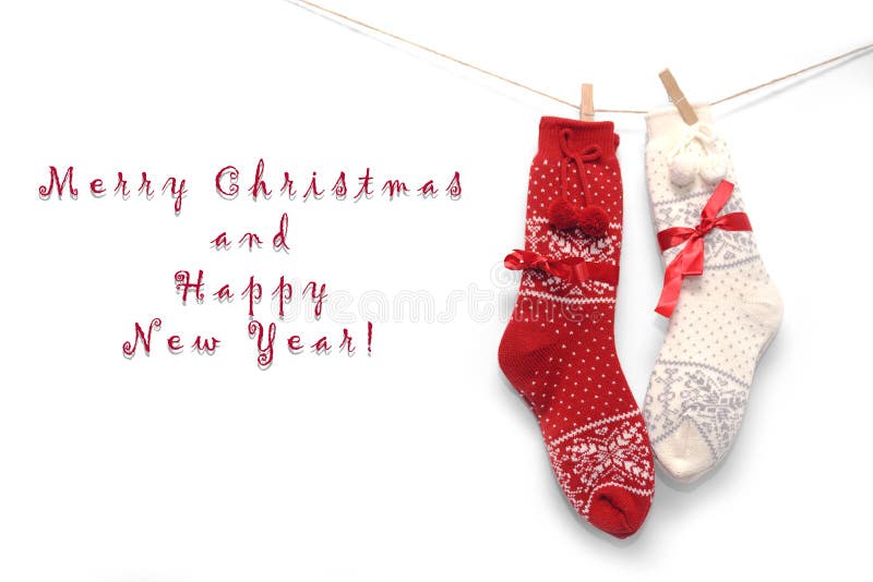 Chaussettes rouges de Noël de laine sur le blanc images libres de droits Chaussettes rouges de Noël de laine sur le blanc images libres de droits
