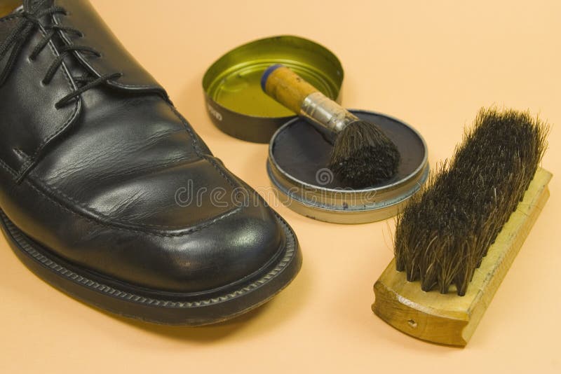 Chaussure noire sur orange photo libre de droits