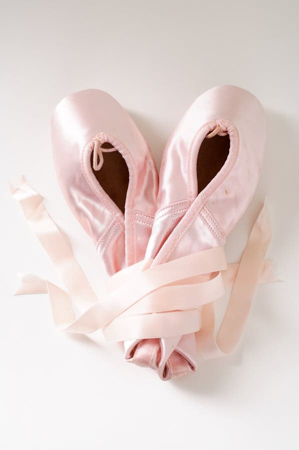 Chaussures de ballet roses photo stock. Image du ballerine 93147952