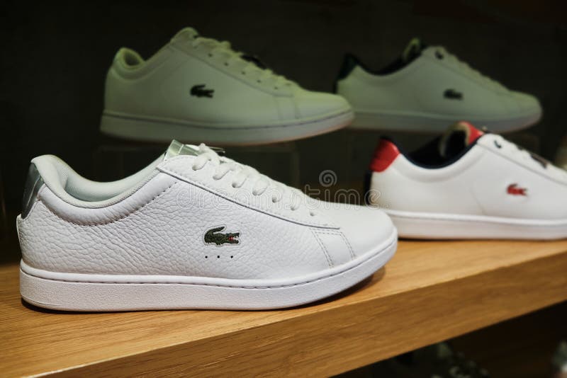 Chaussures De Carnaby Lacoste Blanc à L'étagère Magasin. Mersin Dinde En Novembre Photo éditorial - Image accessoire, lacet: 205457621